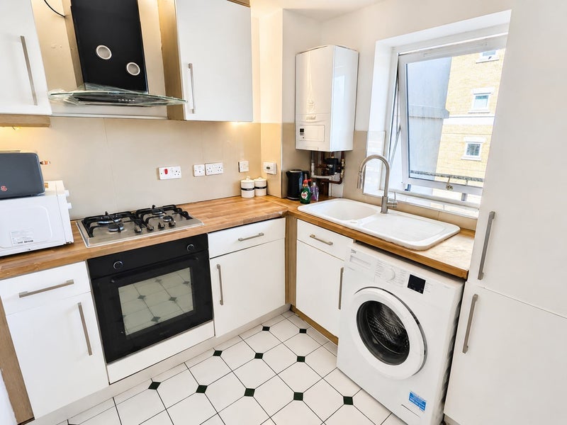 Flat Stewart Street in Greater London