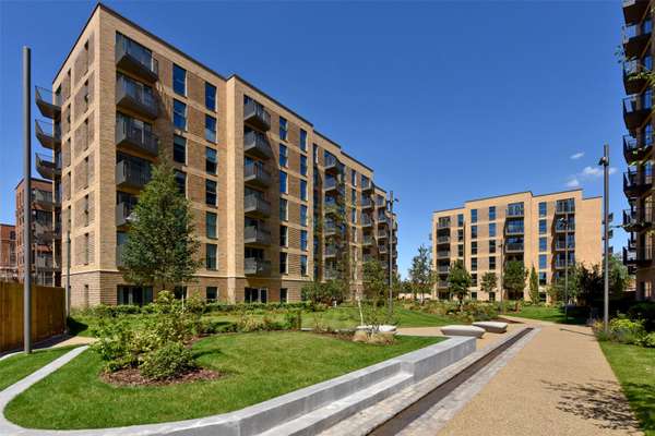 Flat Memorial Avenue in Slough