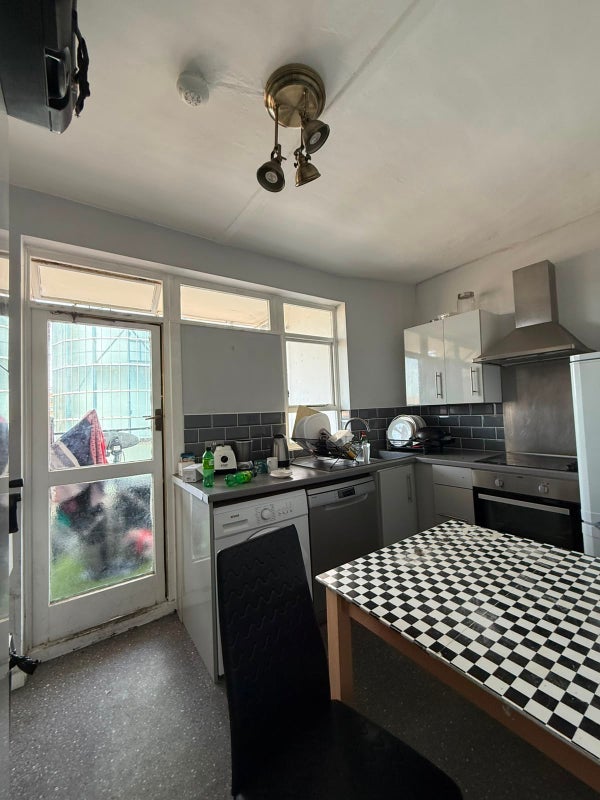 Room Churchill Gardens Road in City of Westminster