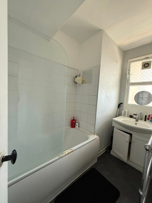 Room Churchill Gardens Road in City of Westminster