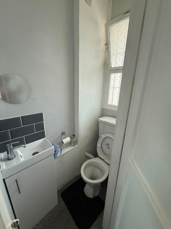 Room Churchill Gardens Road in City of Westminster