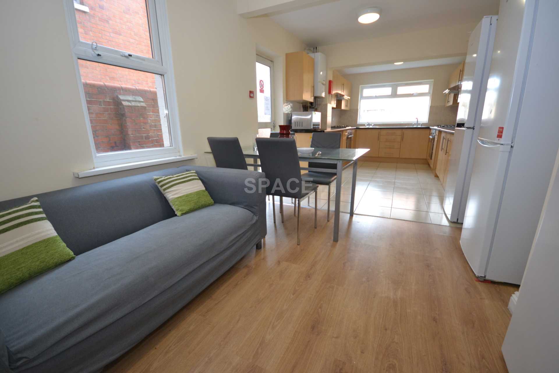 Room Basingstoke Road in Reading