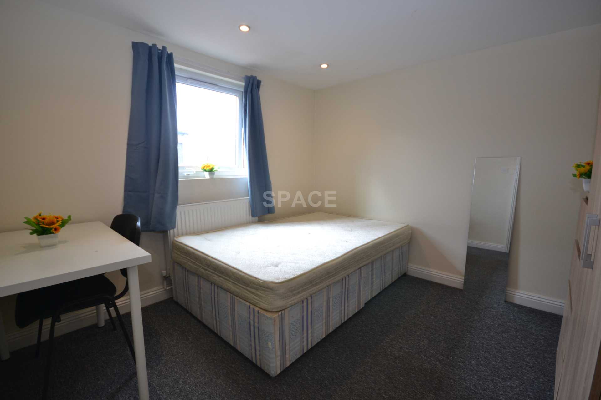 Room Basingstoke Road in Reading