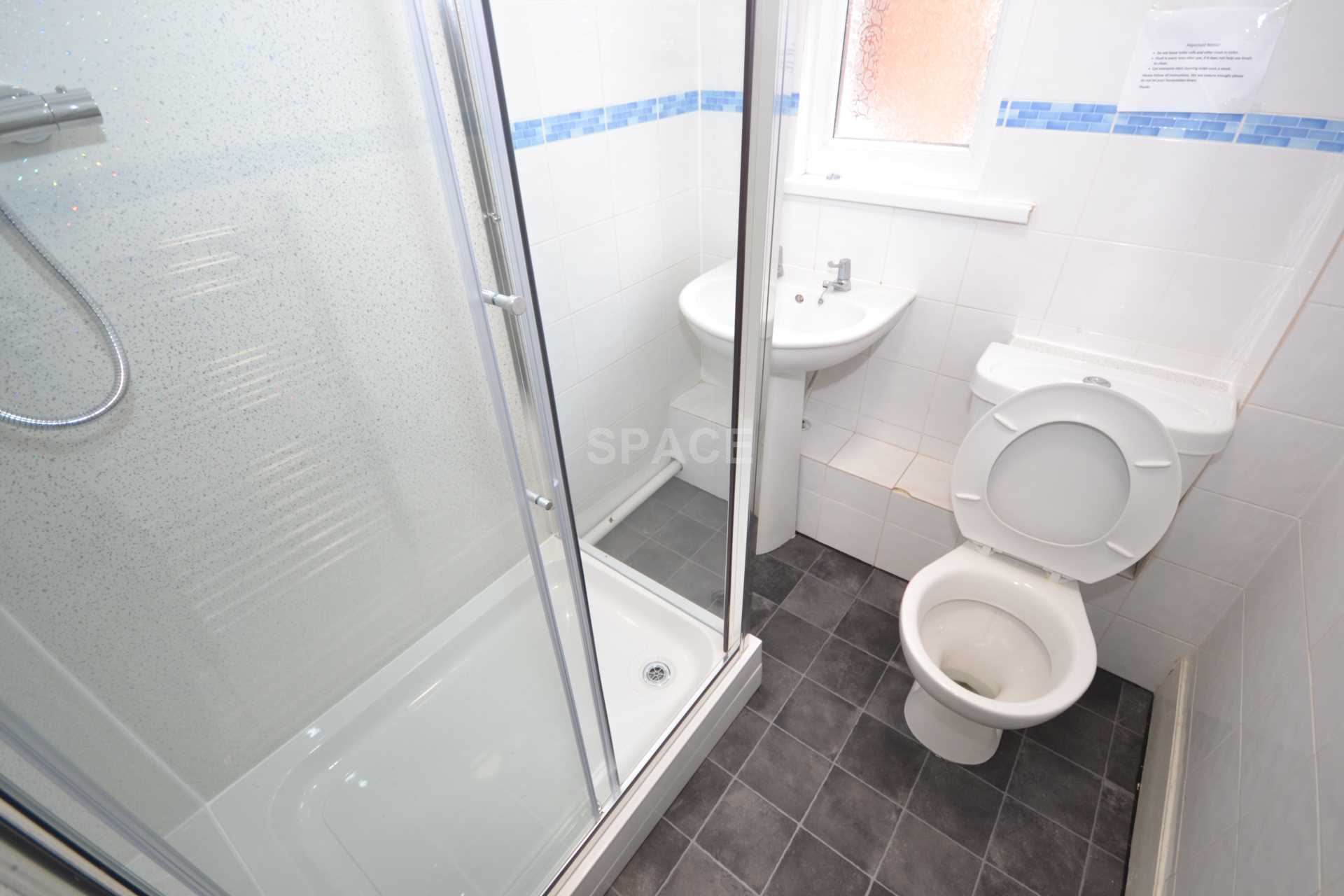Room Basingstoke Road in Reading