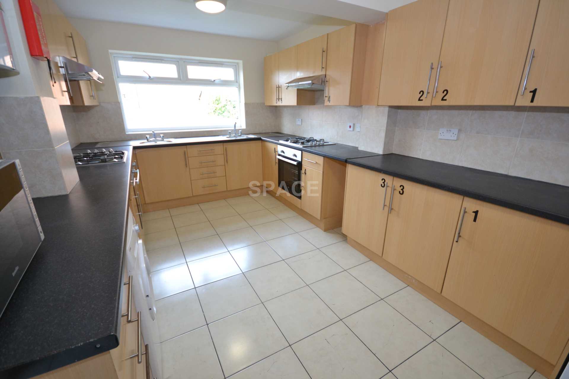 Room Basingstoke Road in Reading