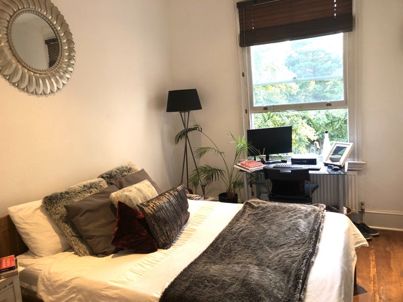 Flat Ifield Road in Greater London