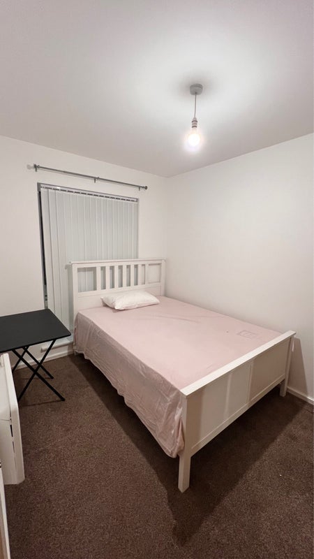 Room Flixton Road in Trafford