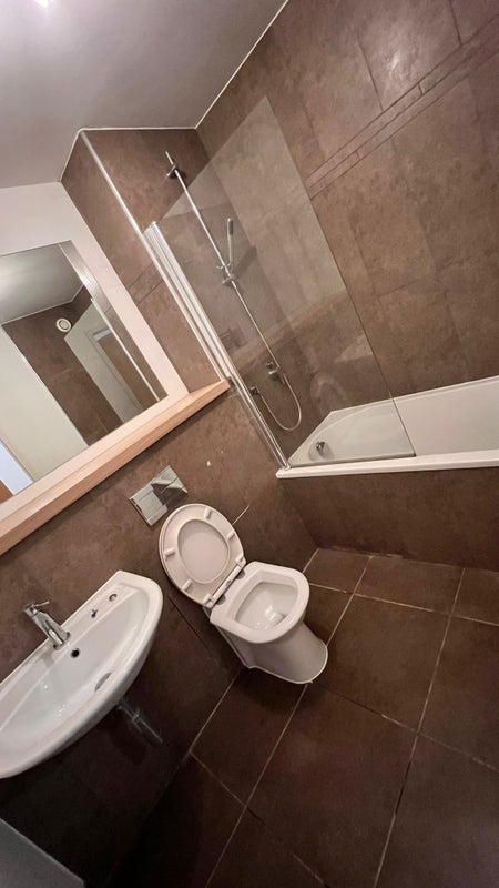 Room Flixton Road in Trafford