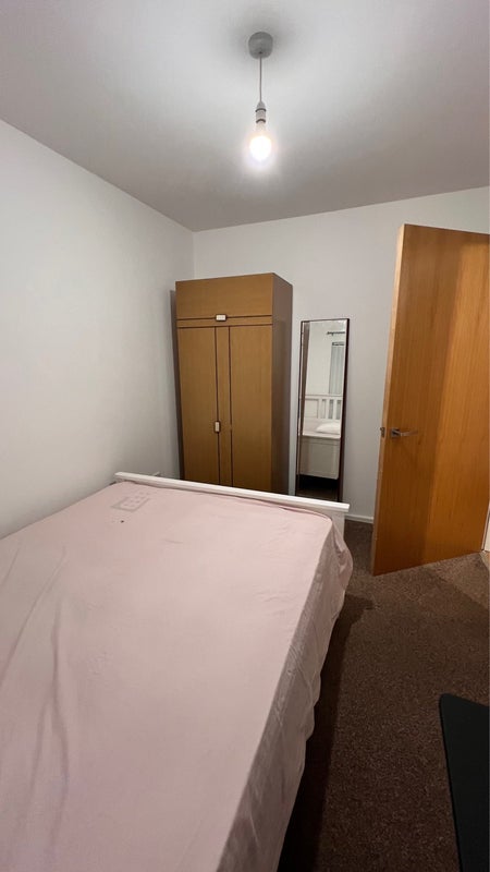 Room Flixton Road in Trafford
