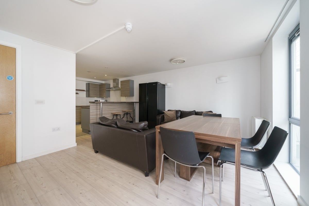 Flat Lakeside Way in Greater London