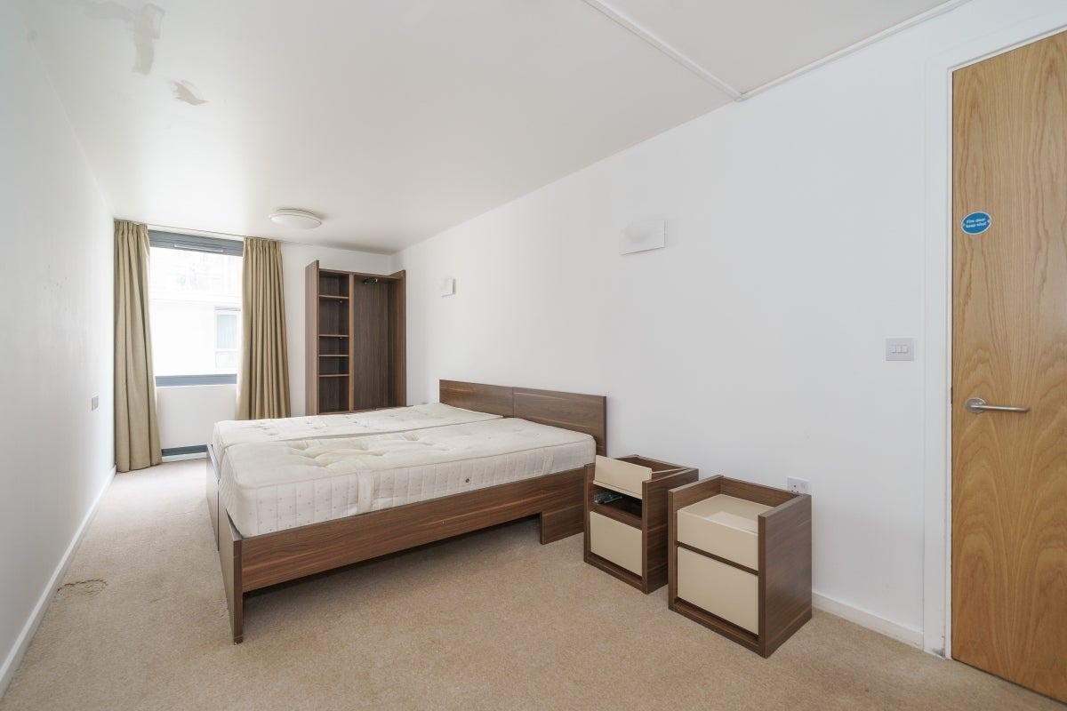 Flat Lakeside Way in Greater London
