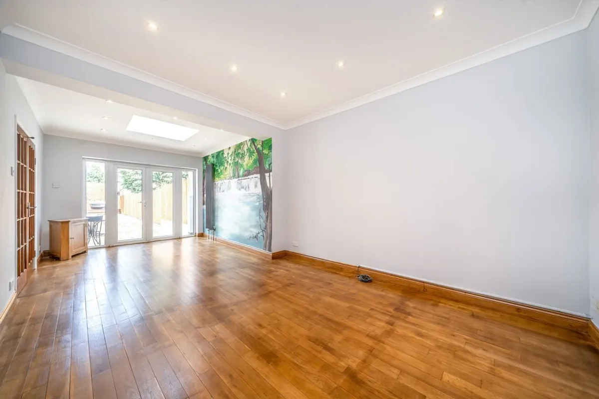 House Dalmeny Crescent in Greater London