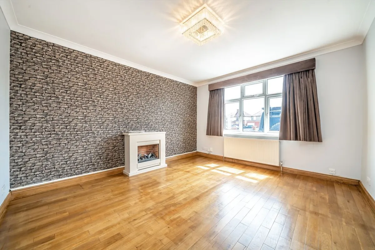 House Dalmeny Crescent in Greater London