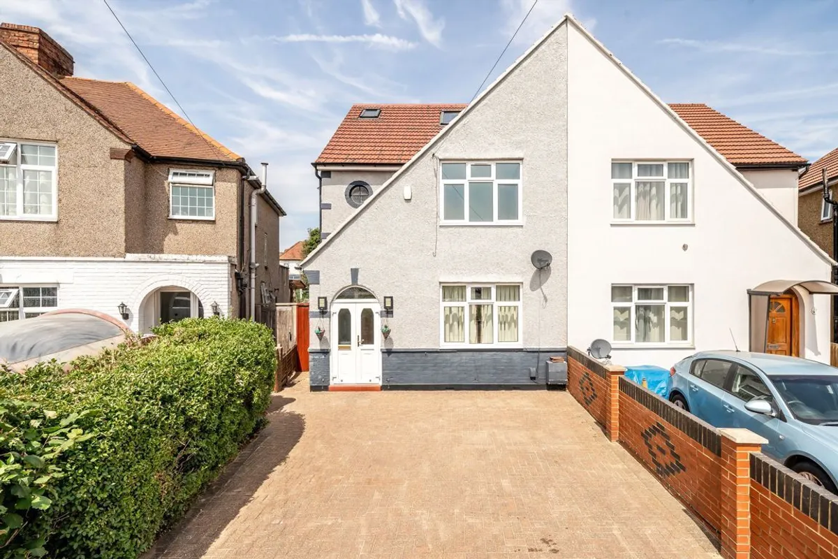 House Dalmeny Crescent in Greater London