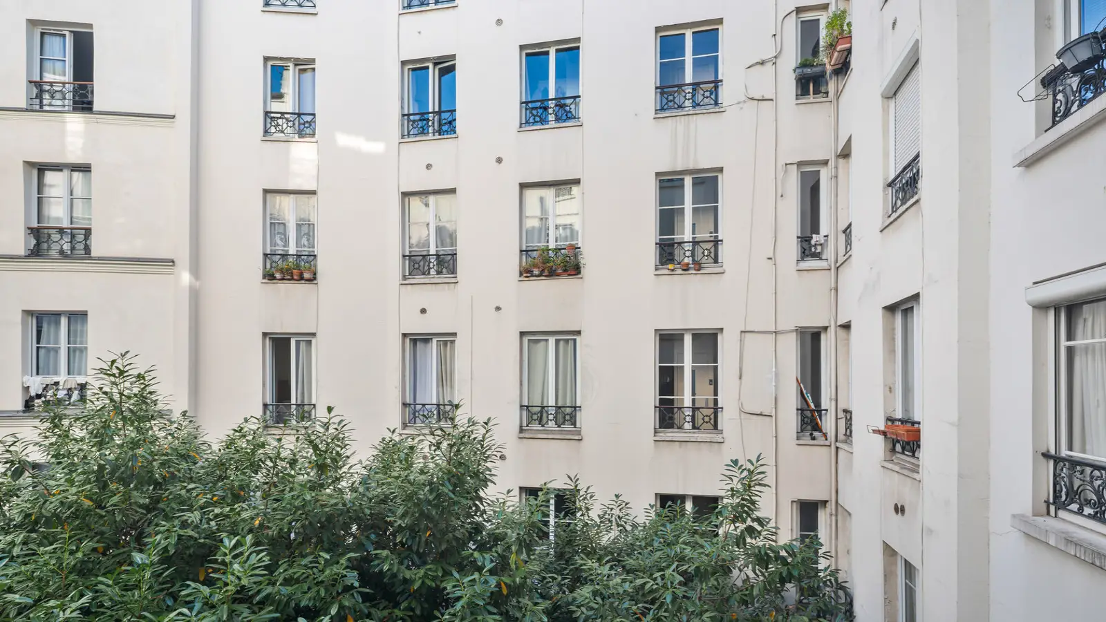 Flat Rue La Bruyère in Paris