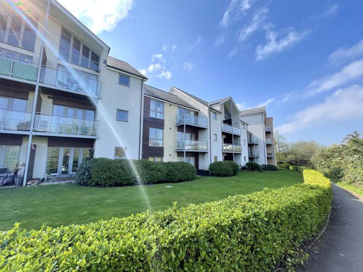 Flat Kittiwake Drive in Bristol