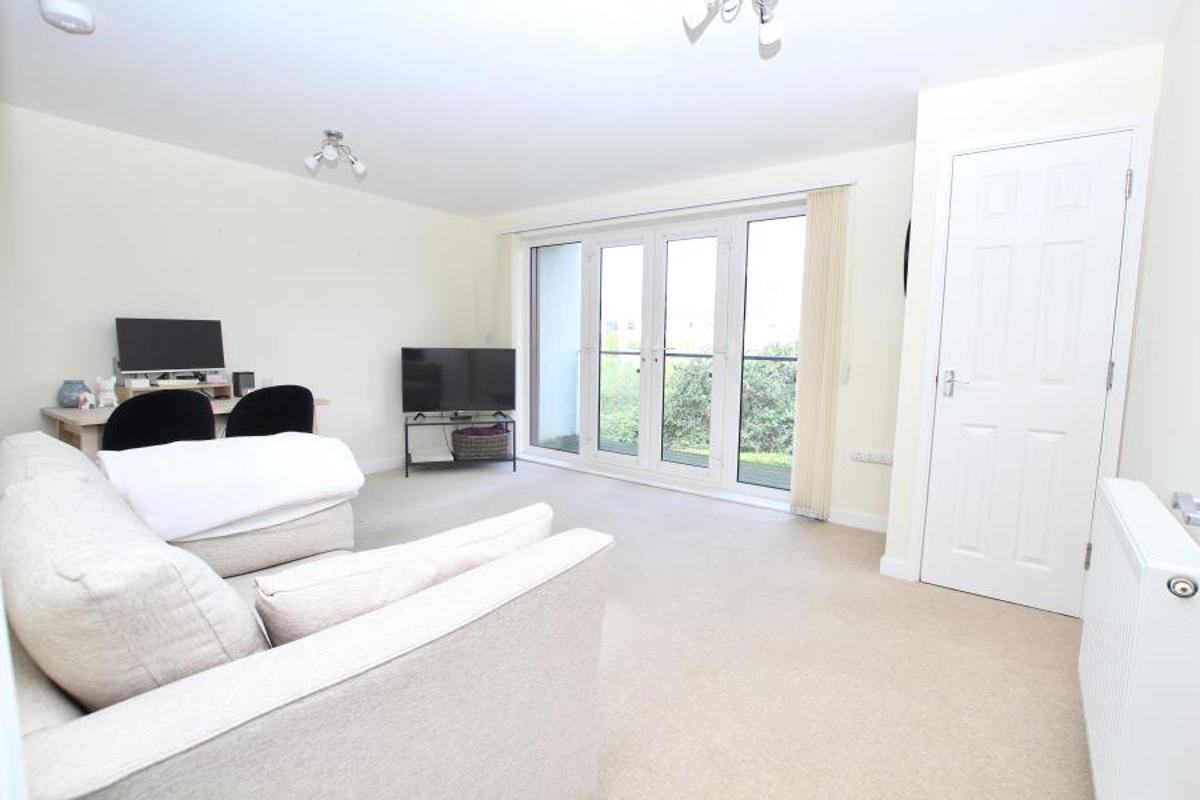 Flat Kittiwake Drive in Bristol