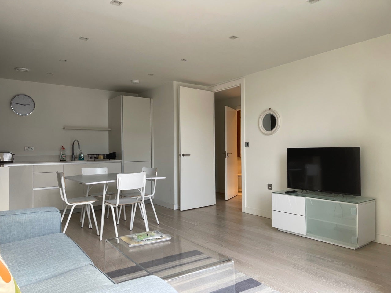 Flat Wenlock Road in Greater London