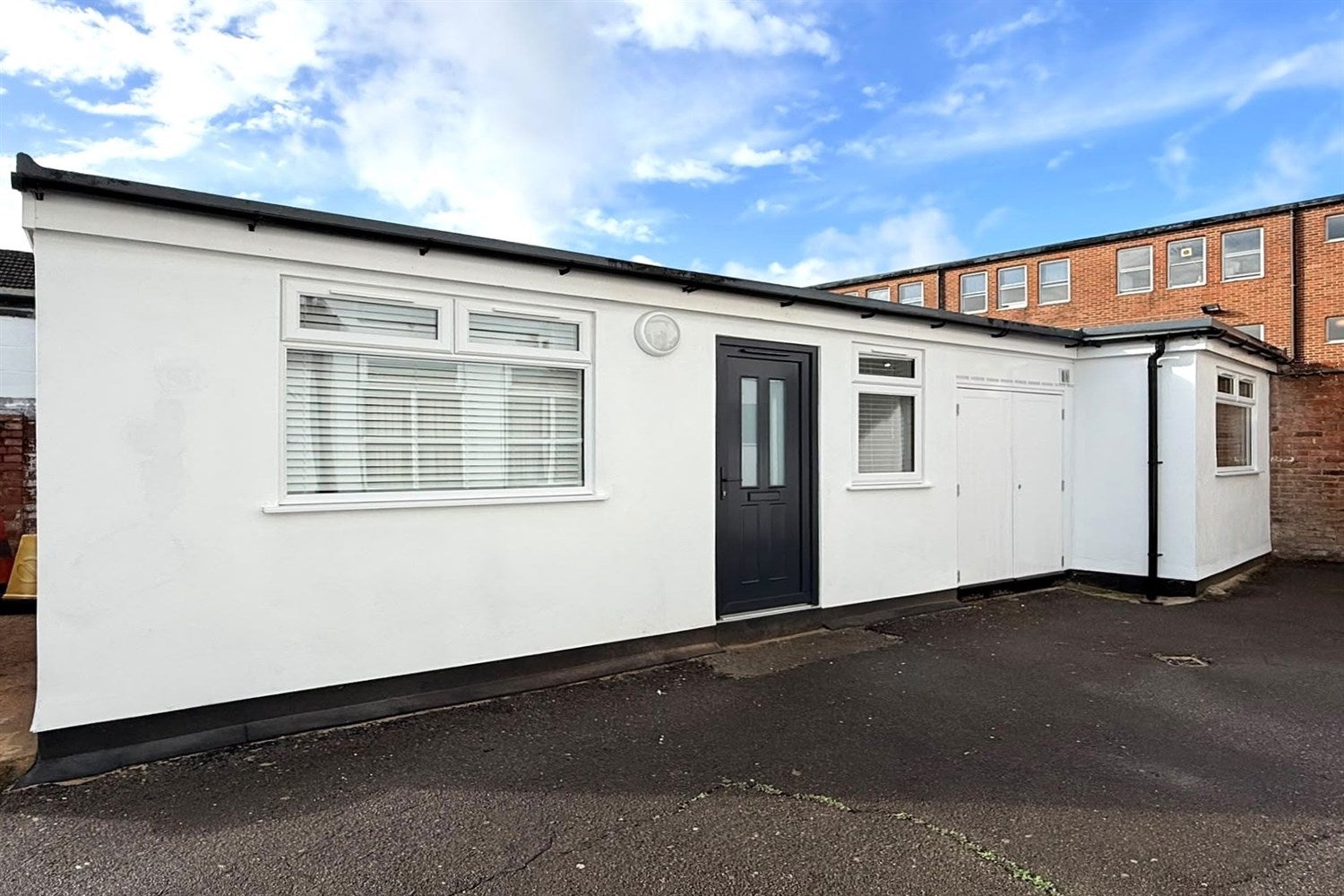 Flat Bishopric in Horsham