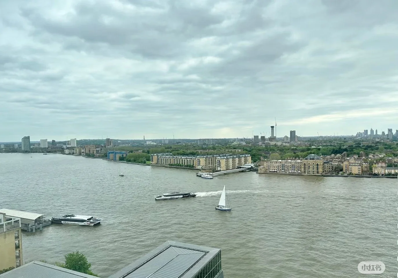 Flat Westferry Circus in Greater London