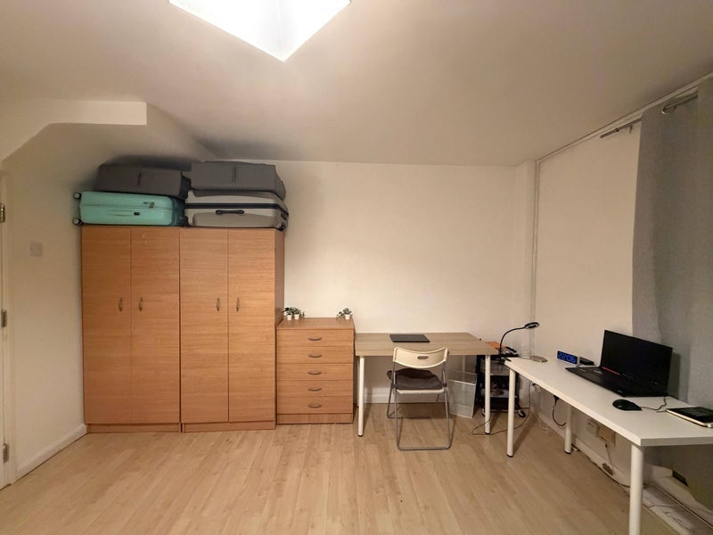 Room Fellows Court in Greater London