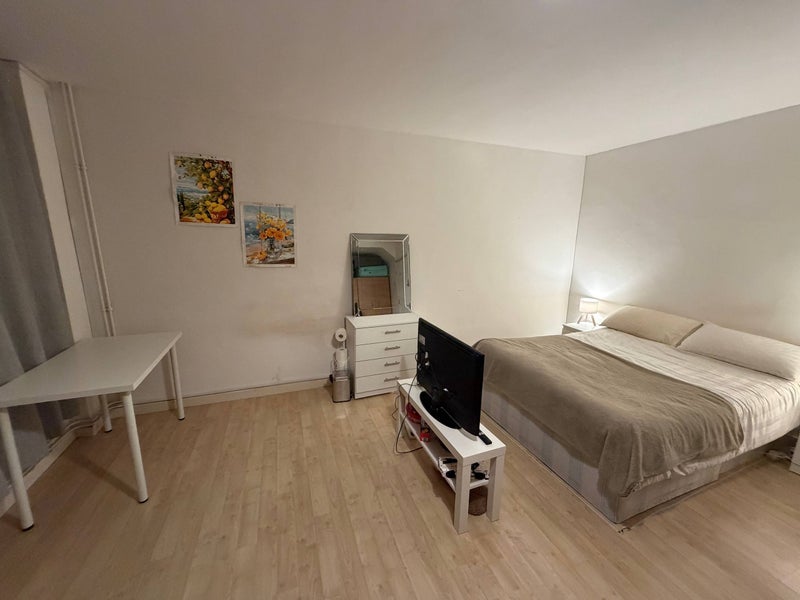 Room Fellows Court in Greater London