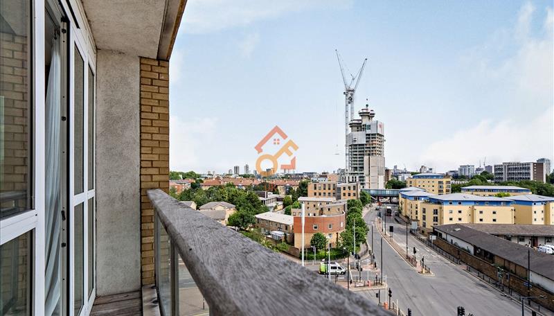 Flat Westferry Circus in Greater London