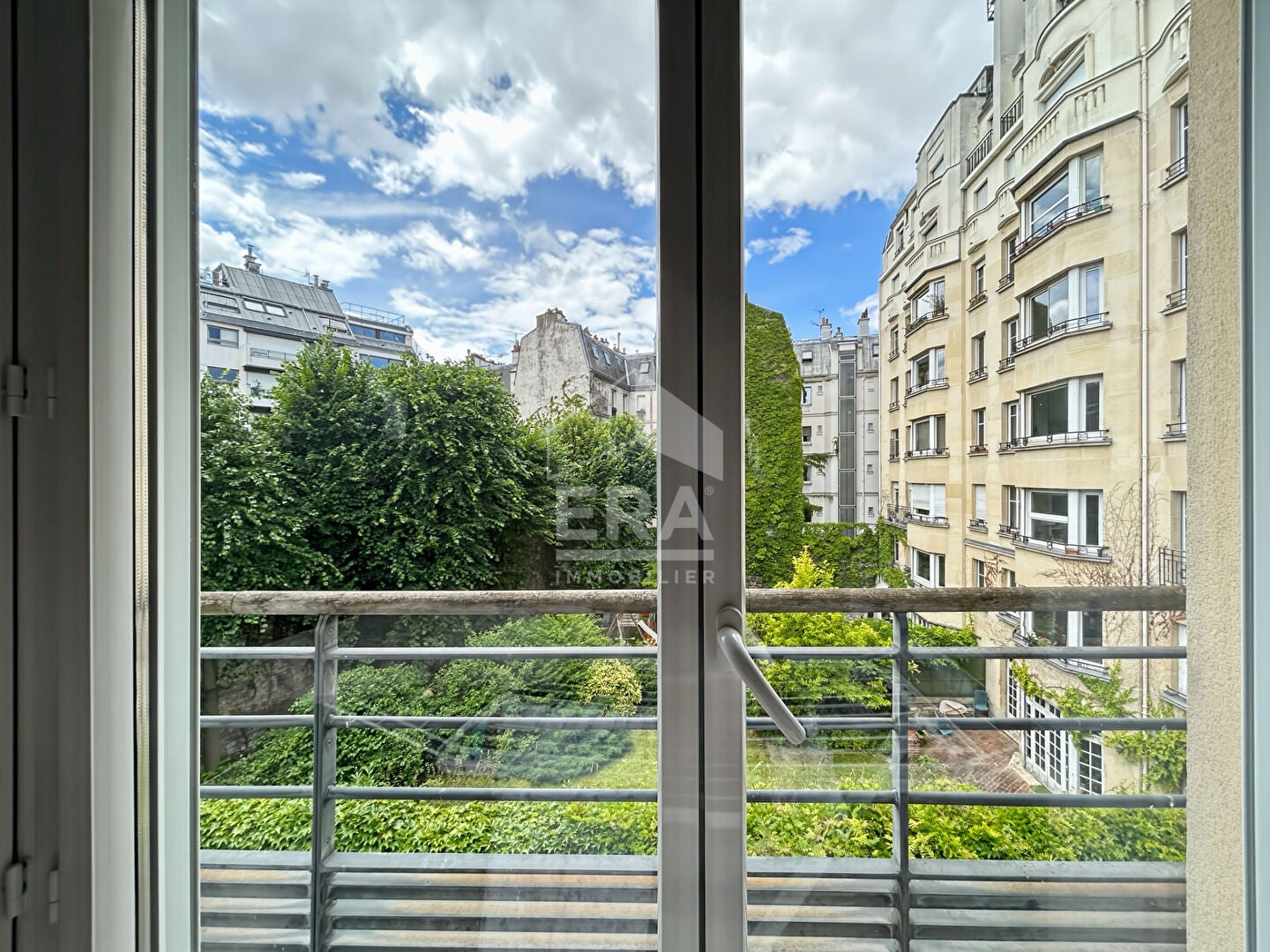 Flat Allée des Dames in Paris