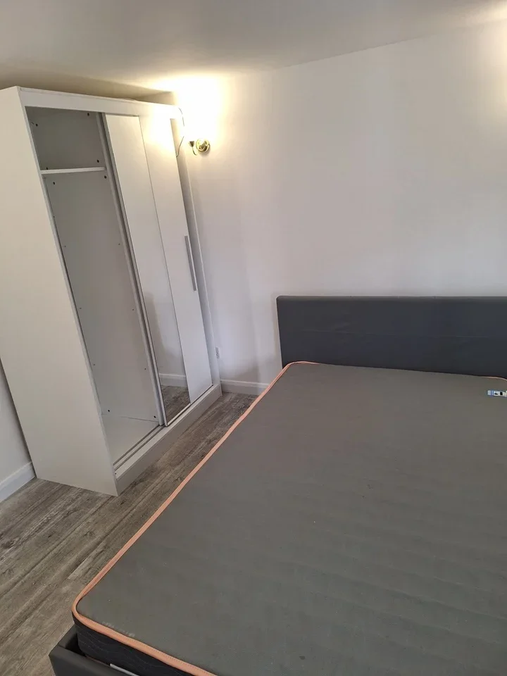 Room Masefield Close in London