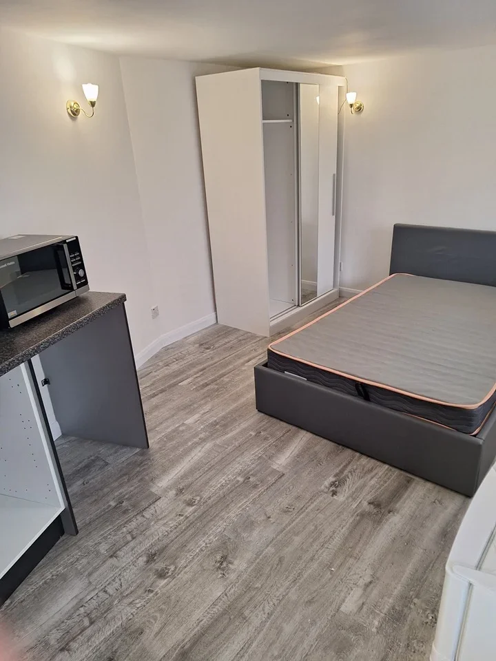 Room Masefield Close in London