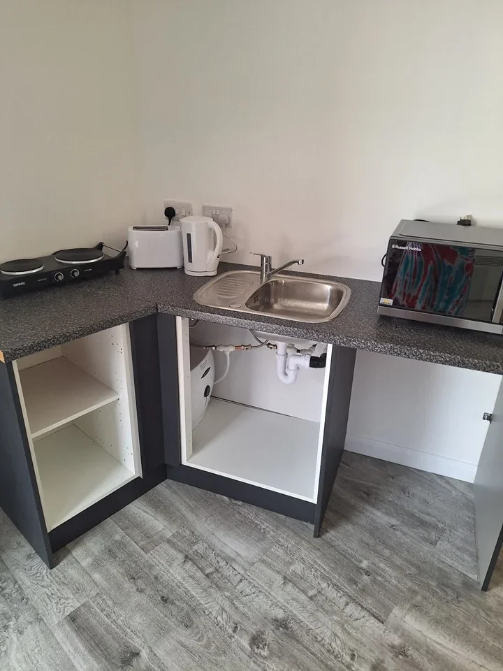 Room Masefield Close in London