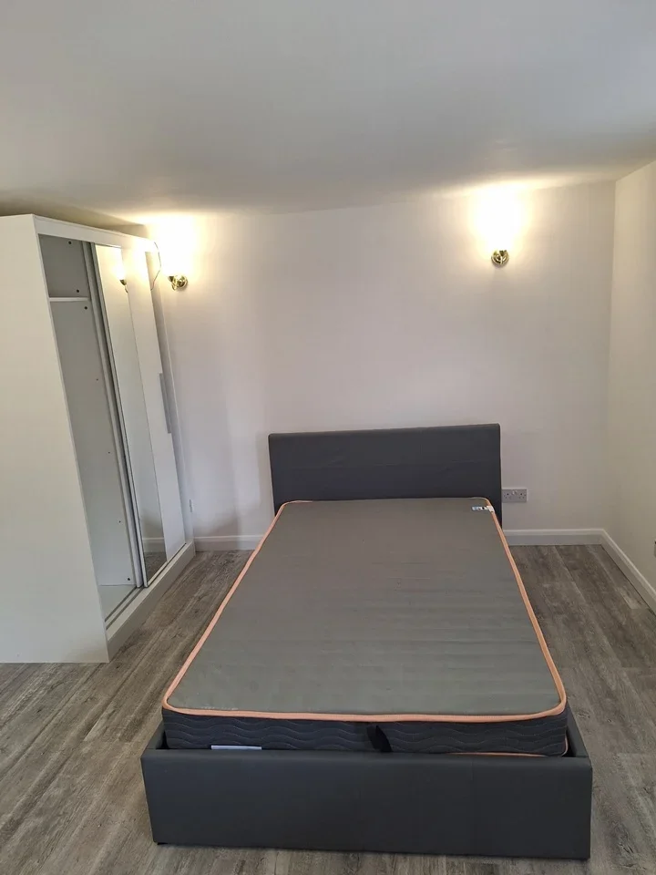 Room Masefield Close in London