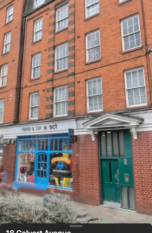 Room Calvert Avenue in Greater London
