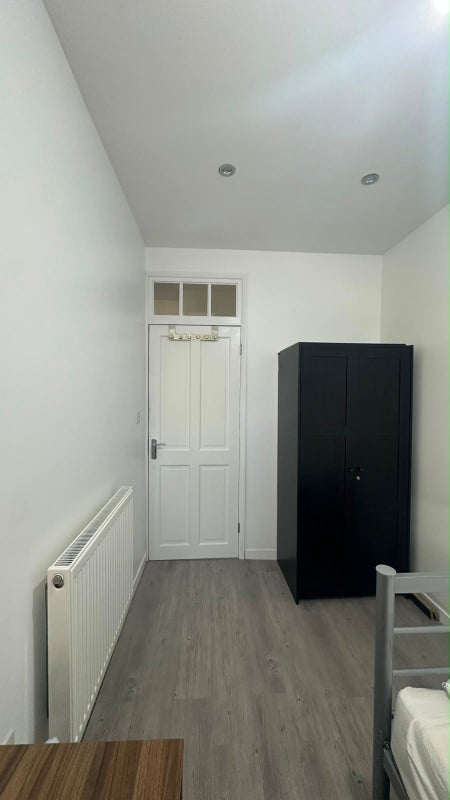 Room Calvert Avenue in Greater London