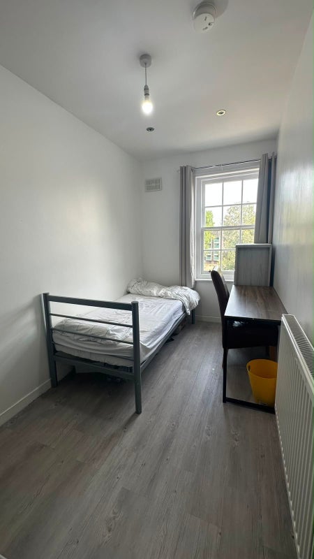 Room Calvert Avenue in Greater London