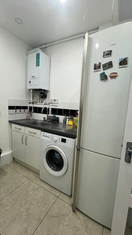 Room Calvert Avenue in Greater London