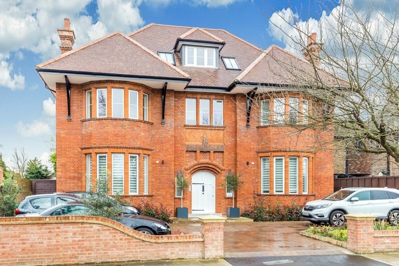 Flat Elm Avenue in Greater London