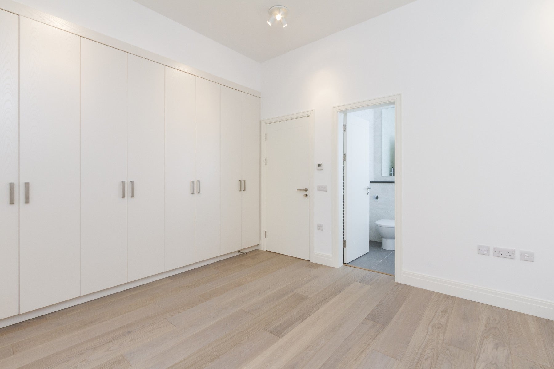 Flat Elm Avenue in Greater London