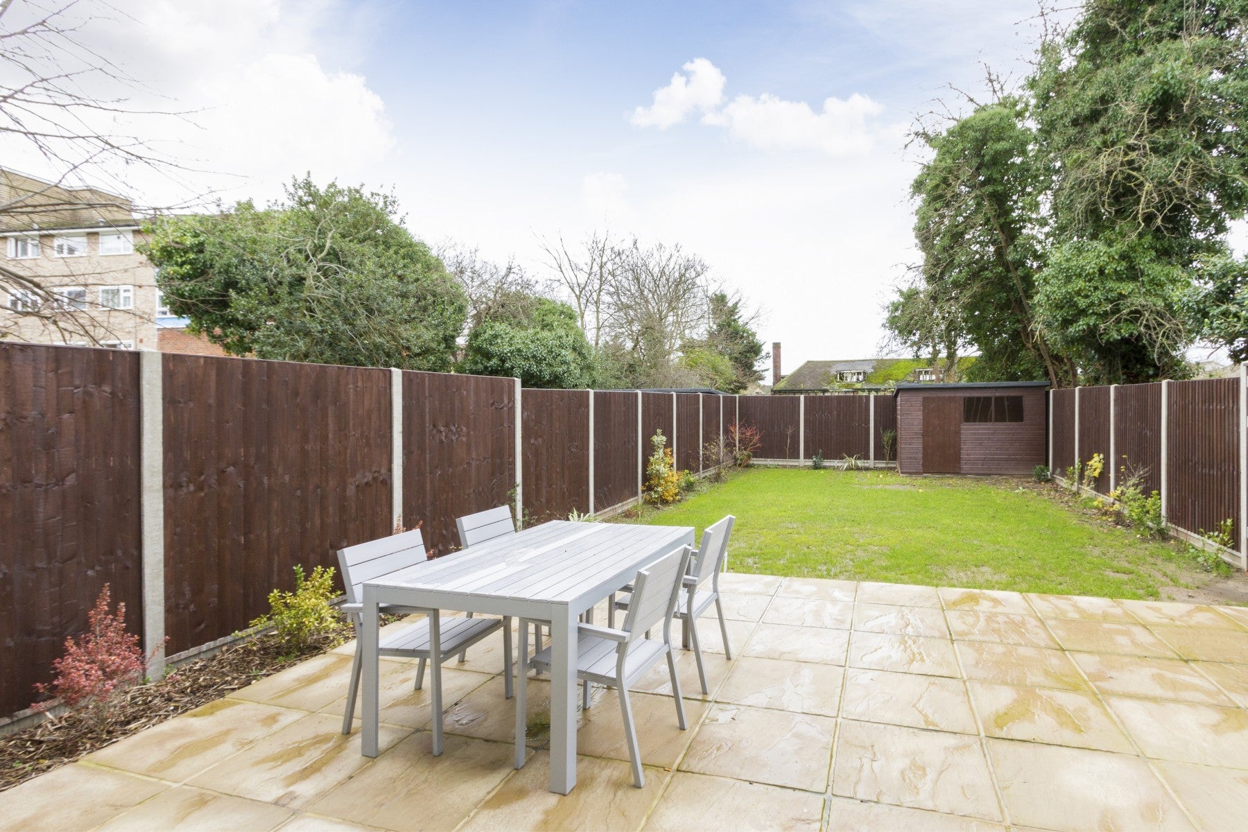 Flat Elm Avenue in Greater London