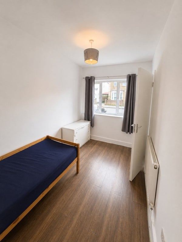 Room Fruen Road in Greater London