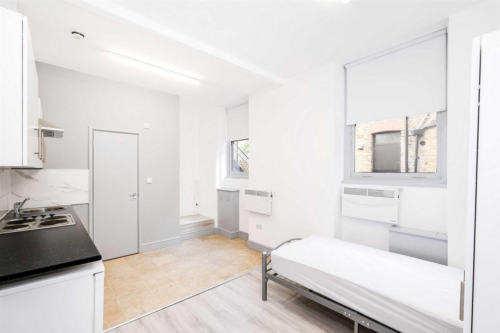 Flat Bloxhall Road in Greater London