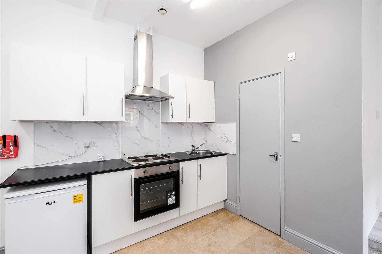 Flat Bloxhall Road in Greater London