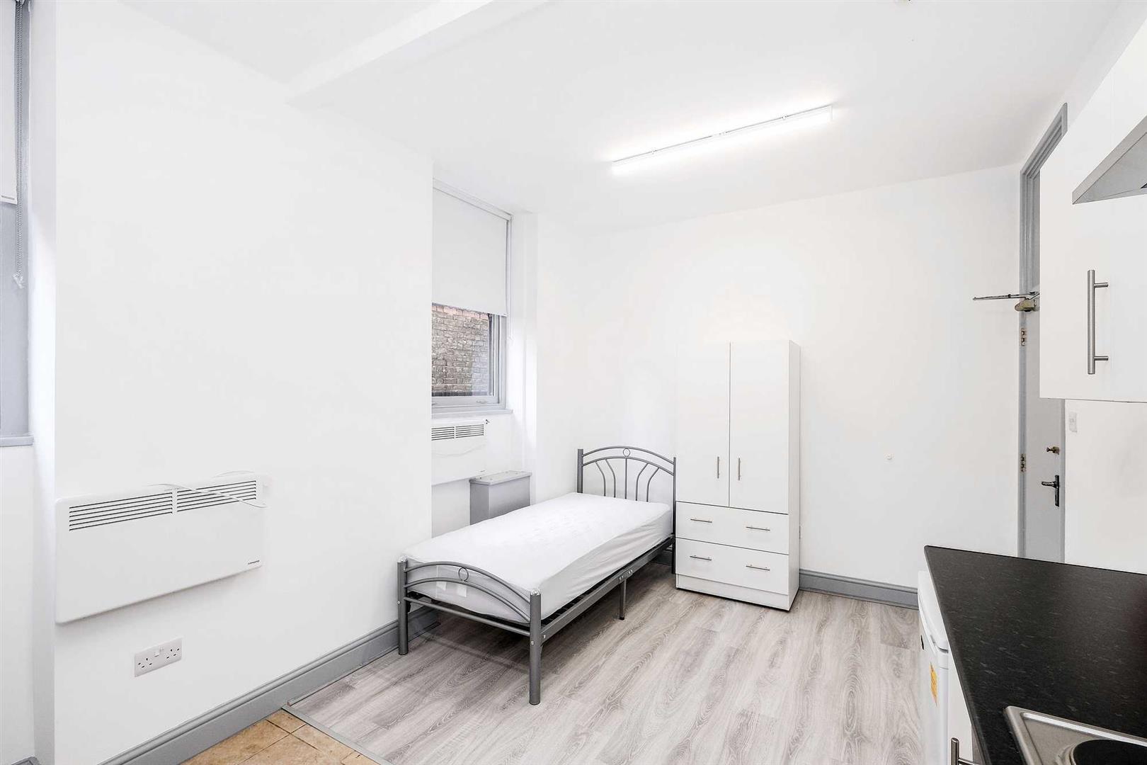 Flat Bloxhall Road in Greater London