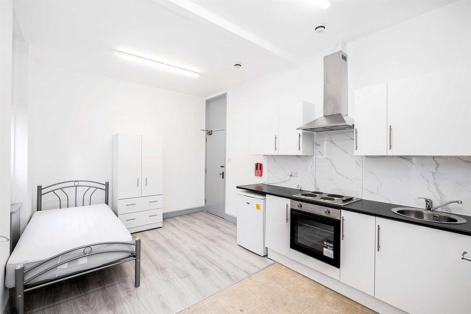 Flat Bloxhall Road in Greater London