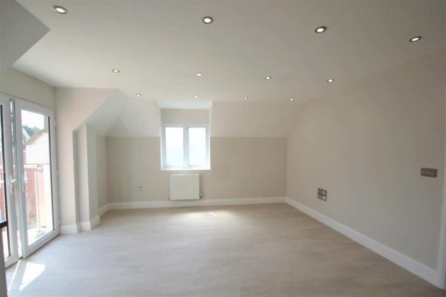 Flat Connaught Road in Woking