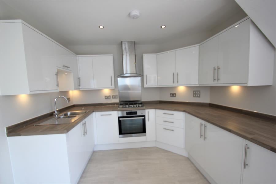 Flat Connaught Road in Woking