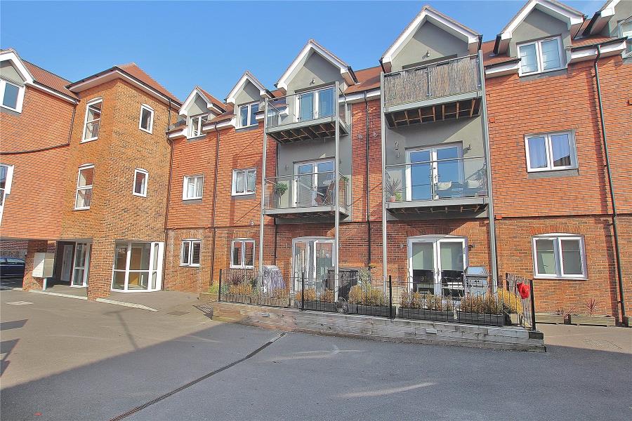 Flat Connaught Road in Woking