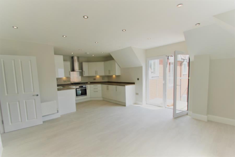Flat Connaught Road in Woking