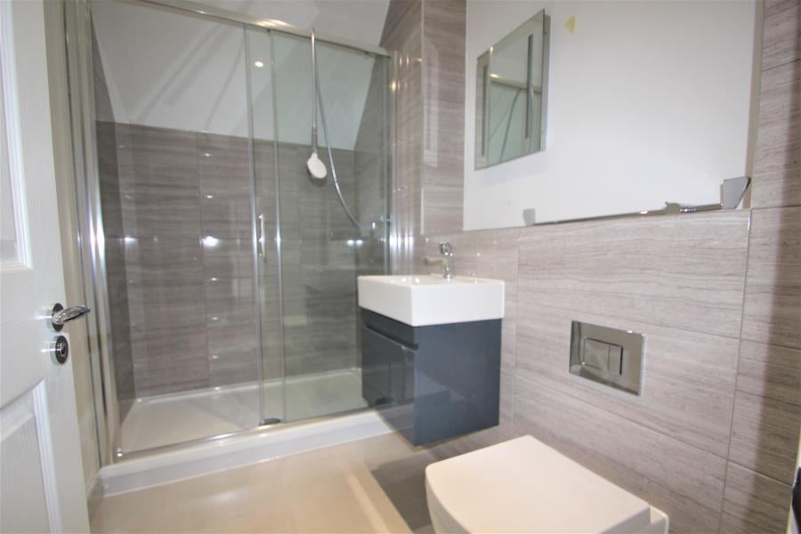 Flat Connaught Road in Woking