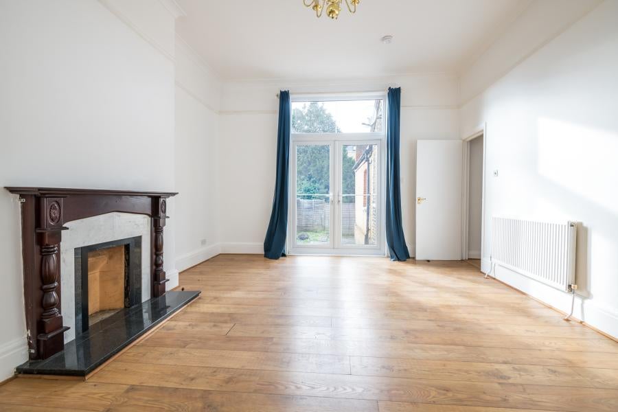 Flat Thornton Avenue in Greater London